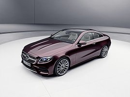 Mercedes-Benz E-Klasse Coupé; Exterieur: Rubellitrot, AMG Line Exterieur (Foto: Daimler AG)
