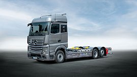 Actros 2548 L, 6x2, BDF Maxi Wechselrahmen, Radstand 4.900 mm, L-Fahrerhaus, Stahlgrau metallic. (Foto: Daimler Truck AG)